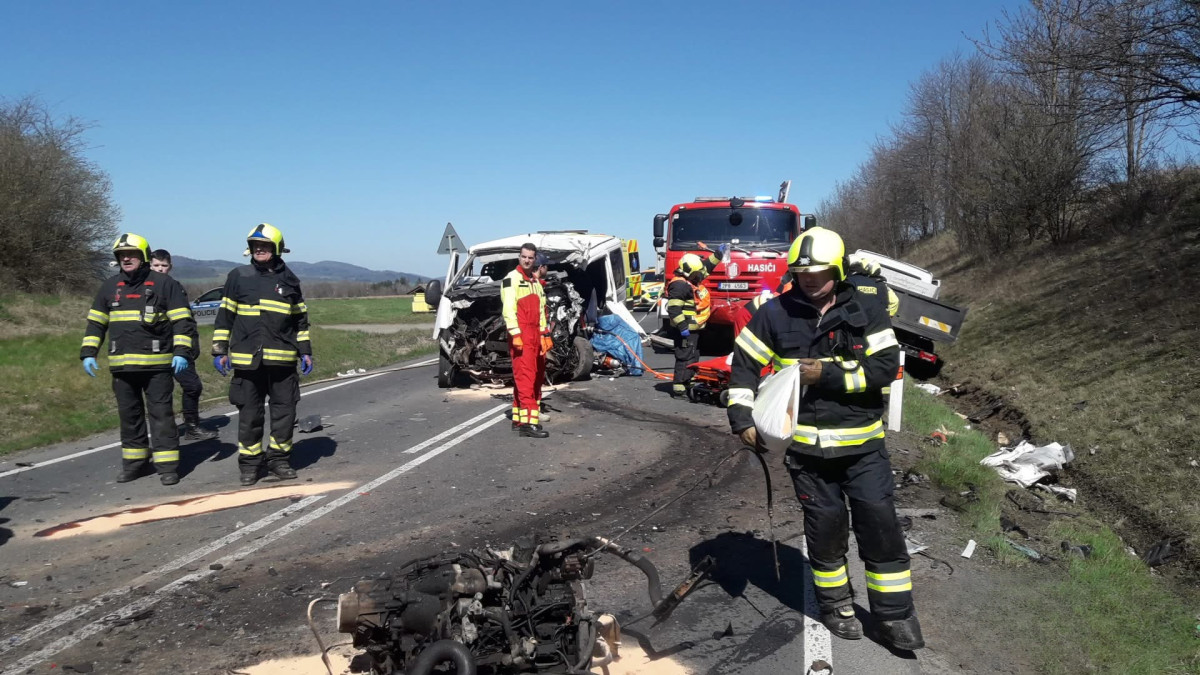 Při střetu tří dodávek se vážně zranili dva řidiči. Oba museli hasiči vyprostit ze zdemolovaných vozidel