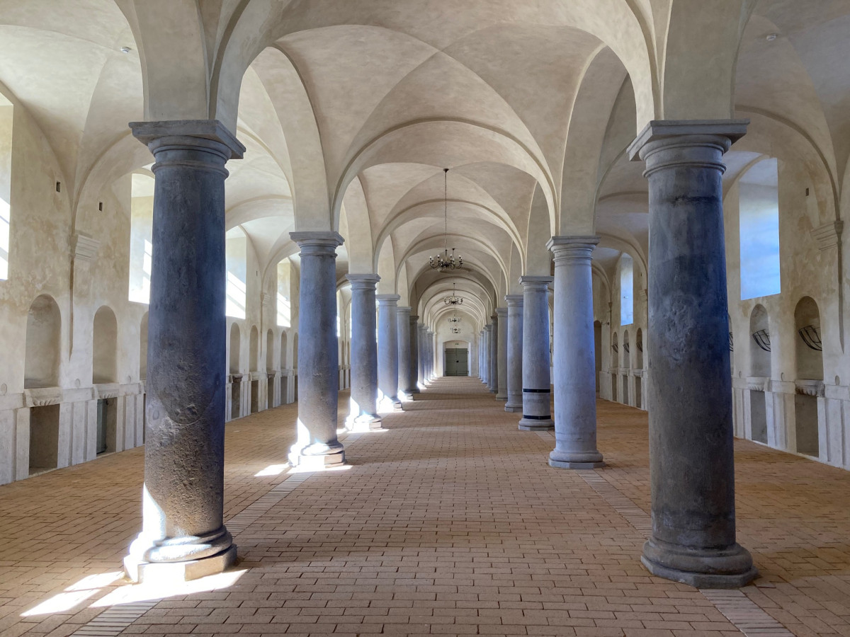 V Zákupech se dnes veřejnosti poprvé otevírá obnovená konírna, která připomíná barokní katedrálu