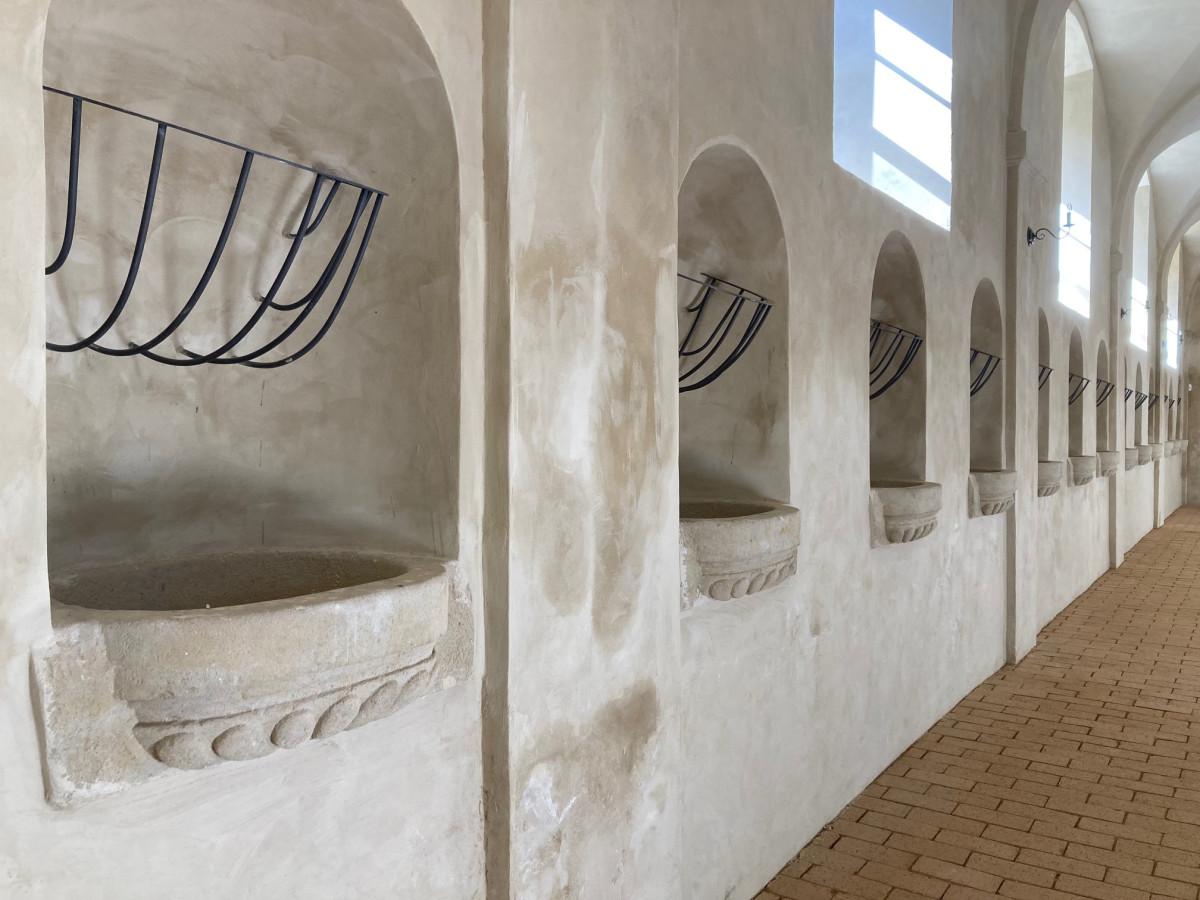 V Zákupech se dnes veřejnosti poprvé otevírá obnovená konírna, která připomíná barokní katedrálu