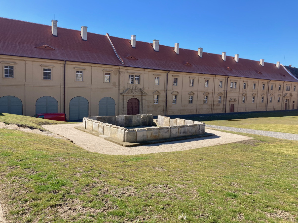 V Zákupech se dnes veřejnosti poprvé otevírá obnovená konírna, která připomíná barokní katedrálu