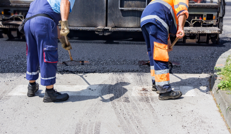 Kraj se pustil do desítek oprav silnic. Na řadě míst narazí řidiči na komplikace