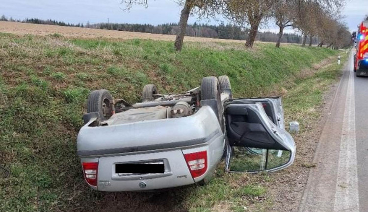 Mladá řidička ráno bourala u Pacova. Nezvládla projet zatáčku, auto skončilo na střeše