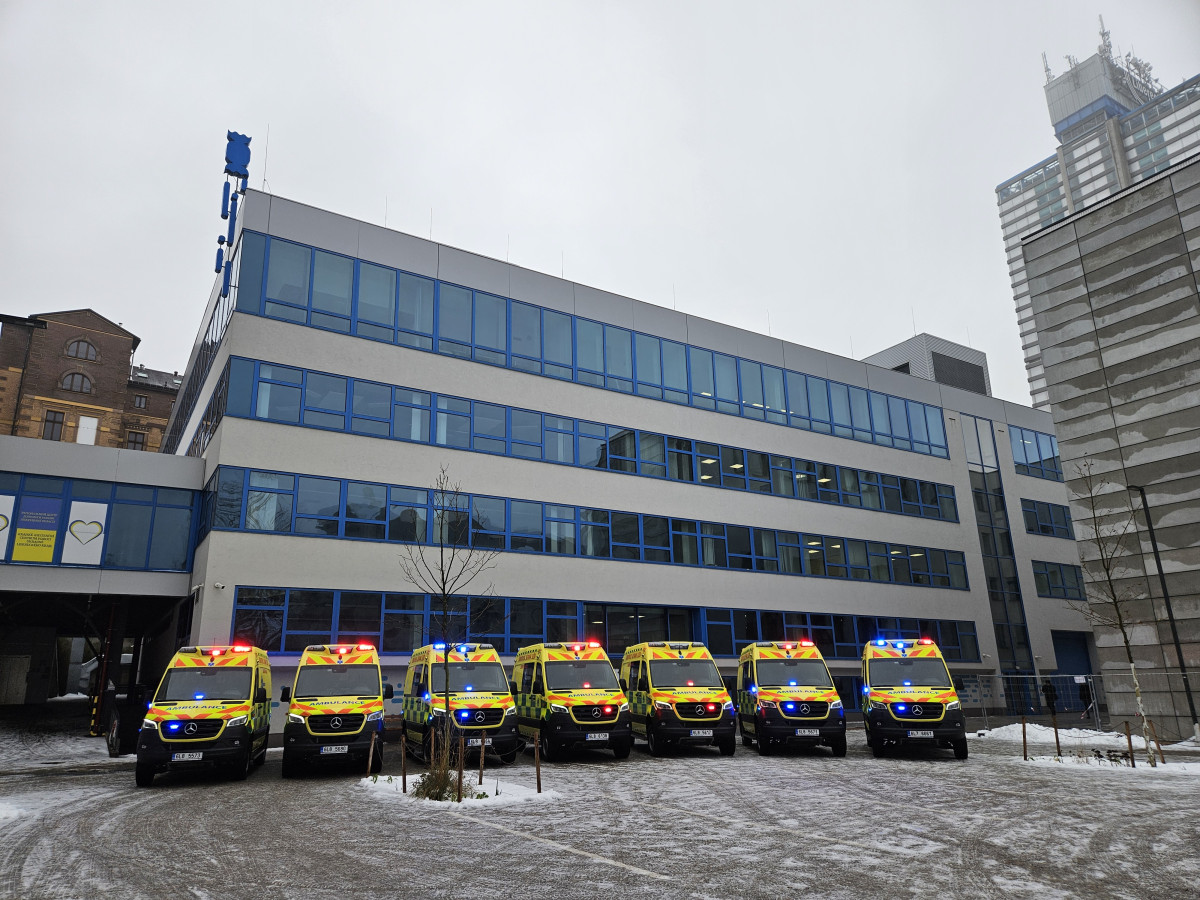 Budova D Libereckého kraje. Foto z předávání nových sanitek ZZS LK.
