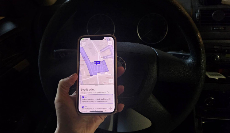 ANKETA: Parkování řidiči v Jihlavě nejčastěji platí přes aplikaci. SMS posílá necelé procento