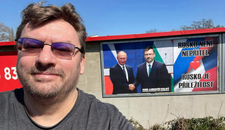 KOMENTÁŘ: Oblíbený český Medvídek vystrkuje pracky. Rusko je příležitost, tvrdí na billboardu hyzdícím Ostravu