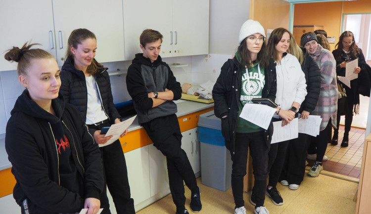 Zájemci stáli na univerzitě na zápis do registru dárců kostní dřeně frontu