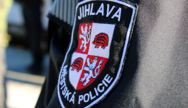 Z bytu v ulici Bratří Čapků se ozývalo volání o pomoc. Na zemi ležela seniorka a nedokázala se zvednout