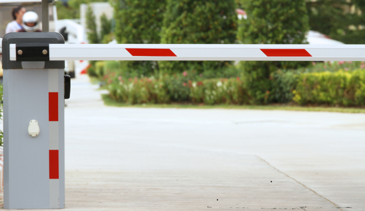 Na parkovišti před hradeckým Kauflandem budou závory. Za parkování se bude platit