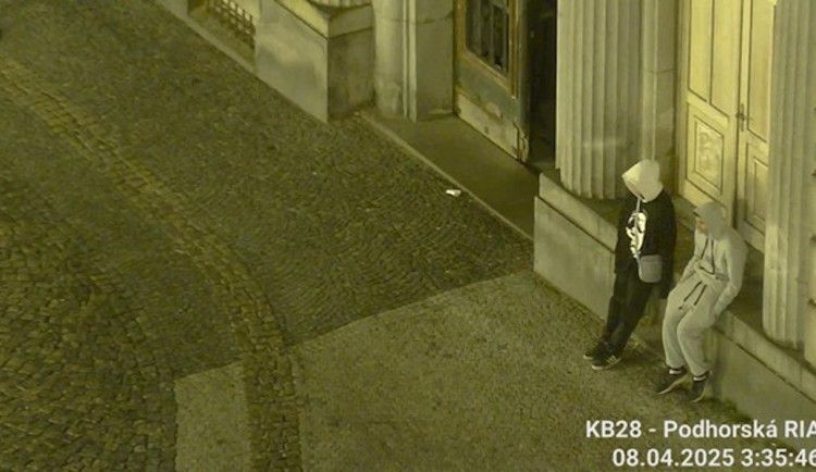 Strážníci v Jablonci zadrželi dva hledané. Nahlíželi do zaparkovaných aut