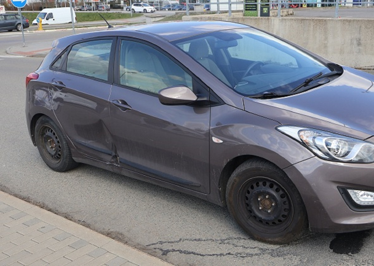 Šestnáctiletý motocyklista se srazil s odbočujícím autem. Skončil v nemocnici. Foto: Se souhlasem Policie ČR