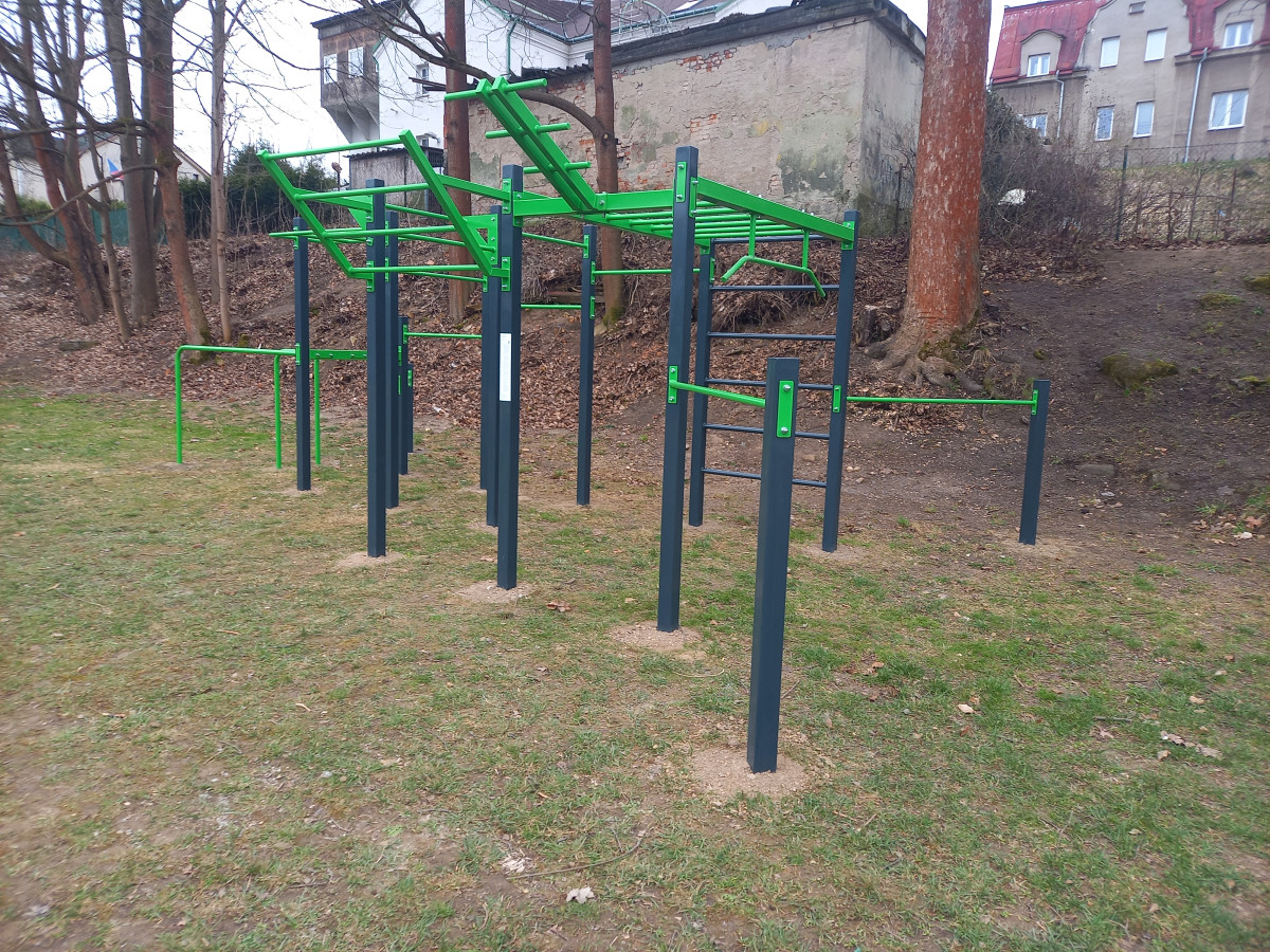 U Novoveského koupaliště v Jablonci je nová venkovní posilovna