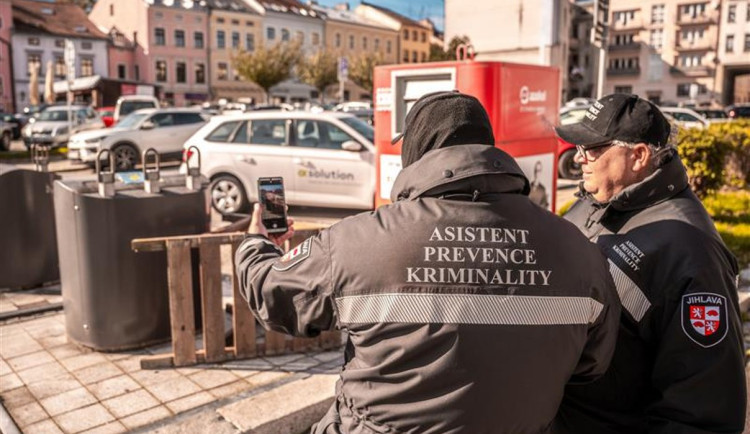 V ulicích Jihlavy jsou vidět další asistenti prevence kriminality. Ty romské teď doplňuje dvojice z Ukrajiny
