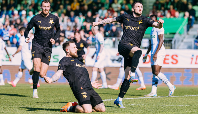 Fotbalisté Slavie vyhráli v Karviné 4:0 a udělali další krok k ligovému titulu