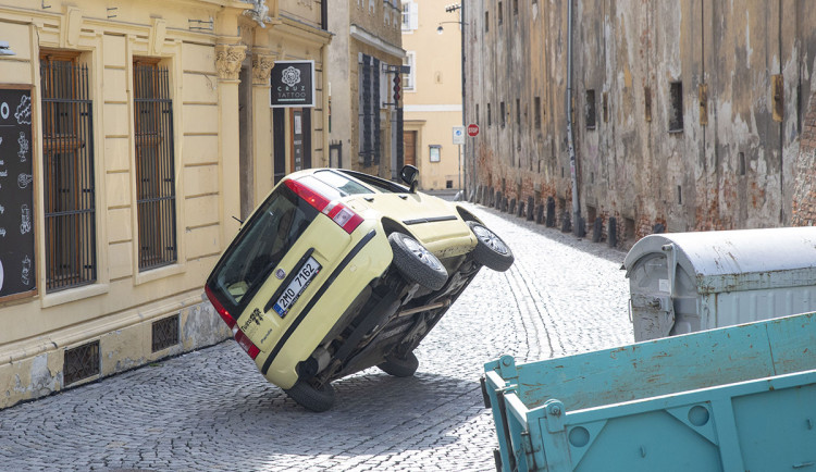 FOTO: Zběsilá jízda v Uhelné. V Olomouci finišuje natáčení komedie Když se zhasne