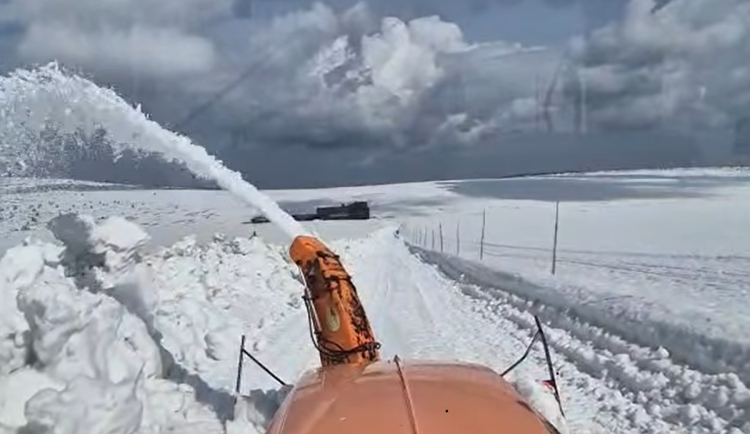 VIDEO: Rolba prorazila sněhovou bariéru k Luční boudě. Místy měřila šest metrů