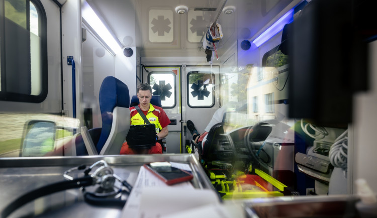 Policie vyšetřuje tragickou nehodu v Jaroměři. Řidič se srazil s hasičským vozem