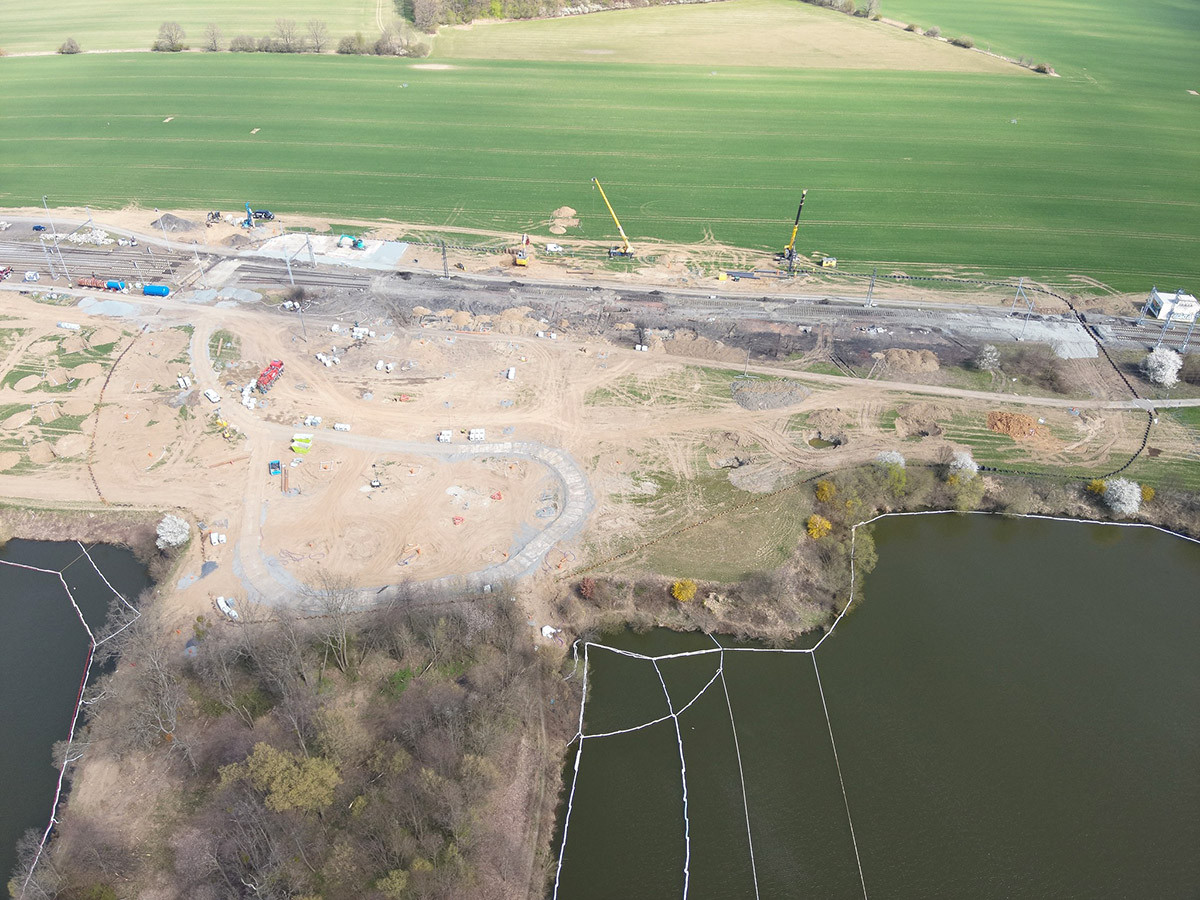 Specializovaná firma dokončila ohrazení kontaminované oblasti ocelovými larsenovými stěnami