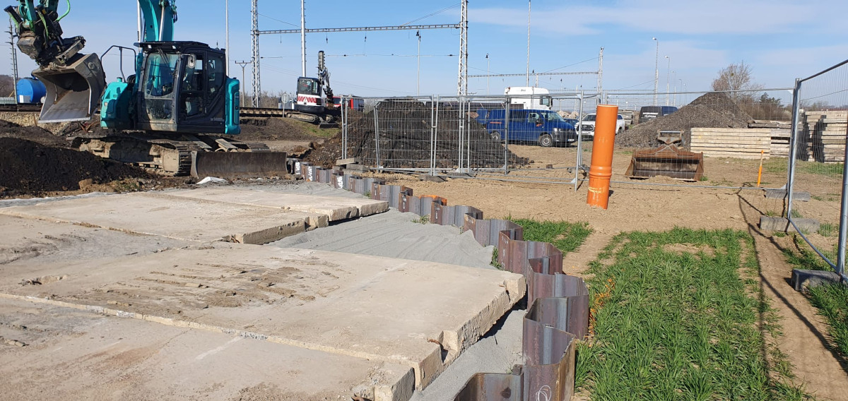 Specializovaná firma dokončila ohrazení kontaminované oblasti ocelovými larsenovými stěnami