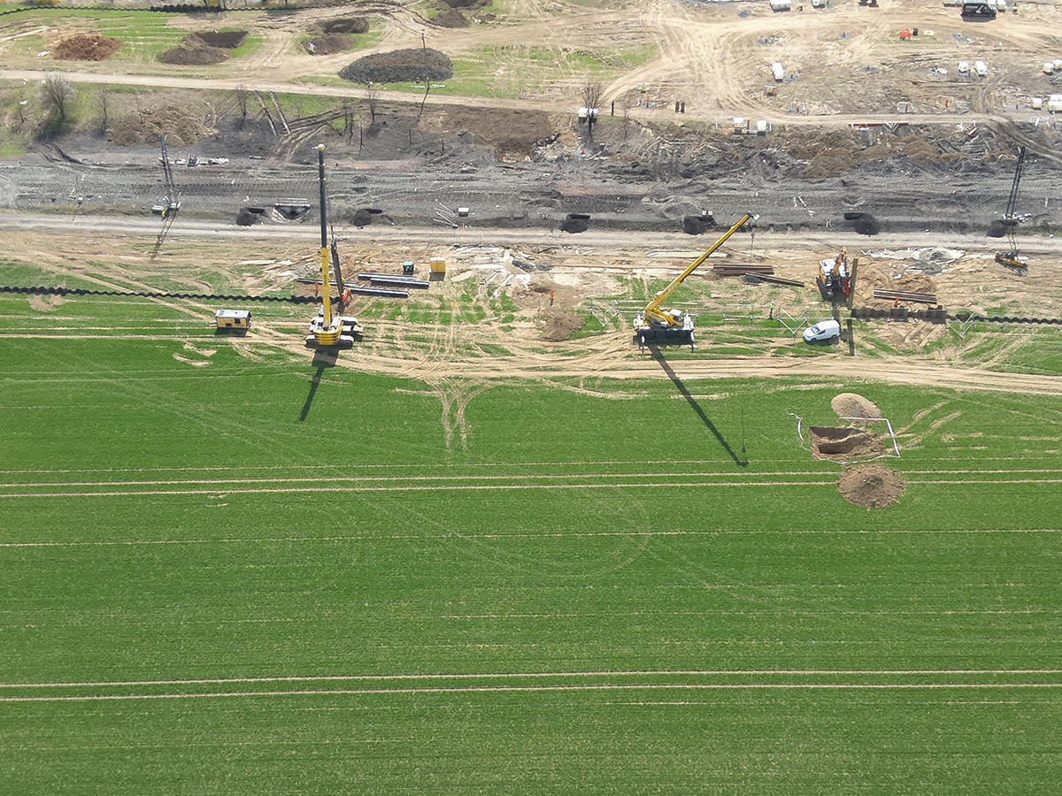 Specializovaná firma dokončila ohrazení kontaminované oblasti ocelovými larsenovými stěnami