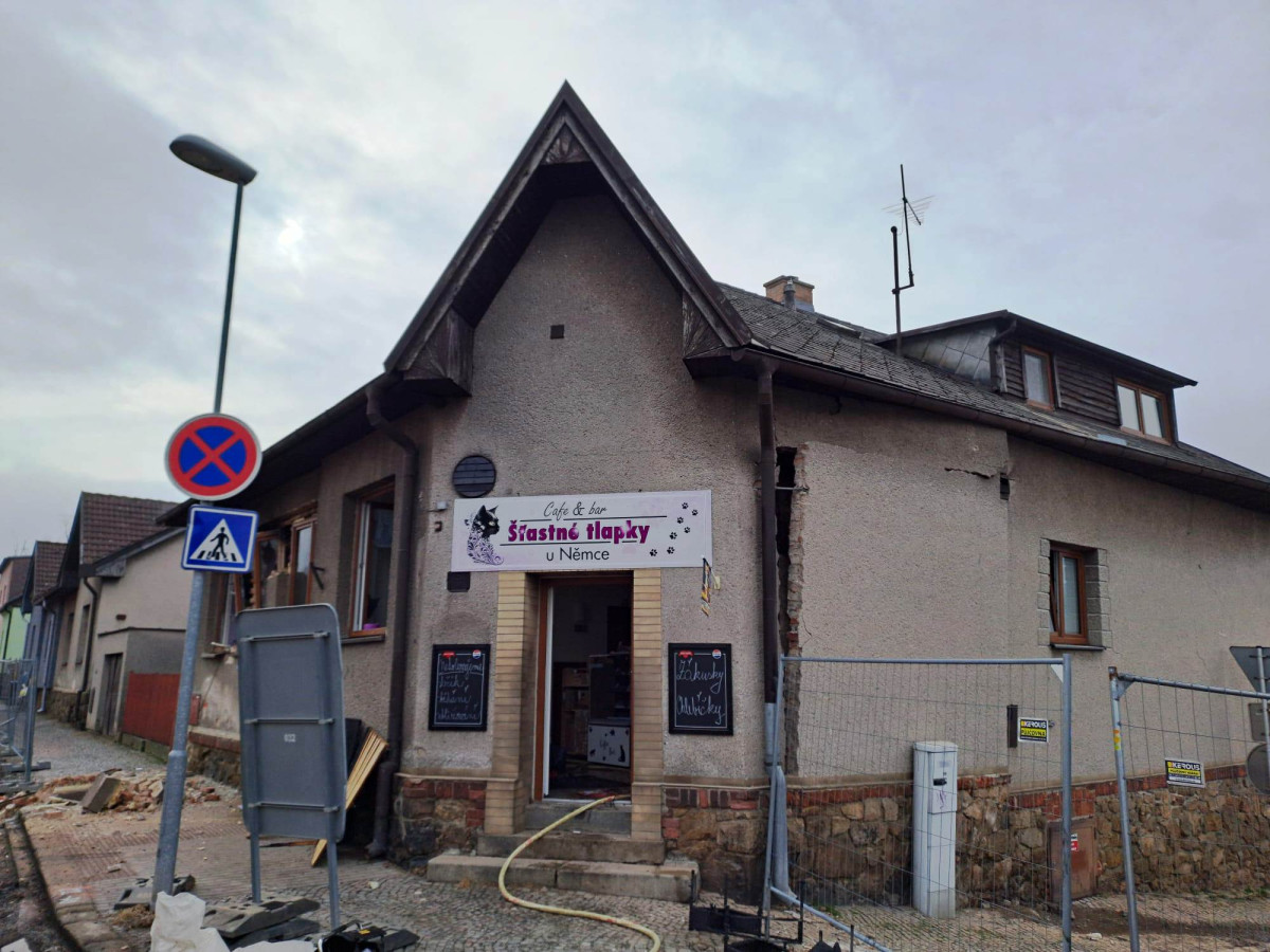 Výbuch v kočičí kavárně způsobil škodu deset milionů. Kriminalisté nyní žádají o pomoc veřejnost. Foto: Se svolením Policie ČR