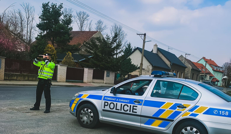 Policie přes Velikonoce posílí kontroly na silnicích, posvítí si na rychlosti i alkohol za volantem