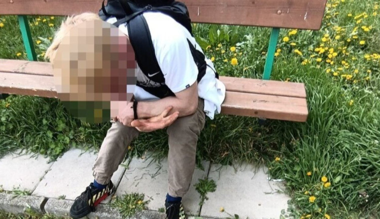 Naštvaný fanoušek Sparty doplatil na agresivitu. Z bytu ho drsně vyhodila přítelkyně přímo před zraky strážníků