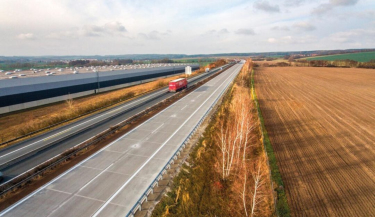 Startuje oprava trhlin, kolejí a výtluků na dálnici D5 v úseku kilometrů 100 - 103. Omezení potrvá měsíc