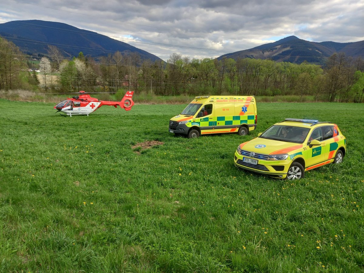 Na Čeladné se v neděli vysekal cyklista. Nezvládl jízdu z kopce a narazil do stromu