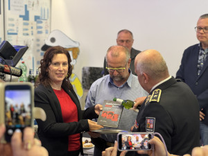 Knihu pokřtila primátorka města Dagmar Škodová Parmová a policejní ředitel Luděk Procházka.