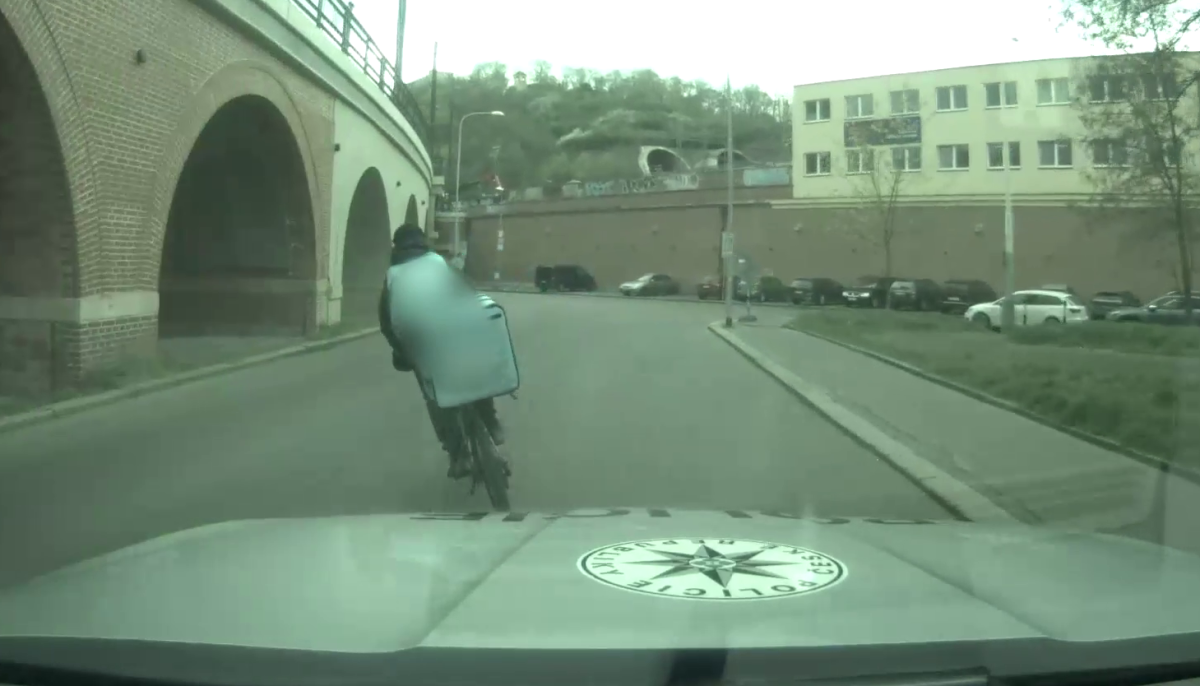 Cyklista se snažil schovat pod karlínským viaduktem.