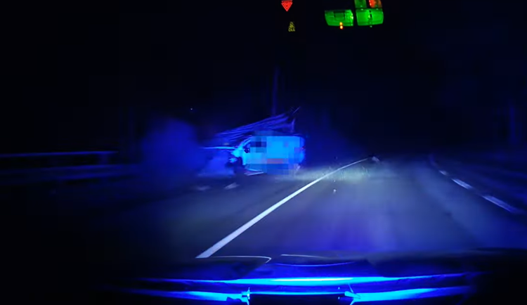 Muž se úmyslně srazil s protijedoucím vozidlem. Je obviněn z pokusu o vraždu