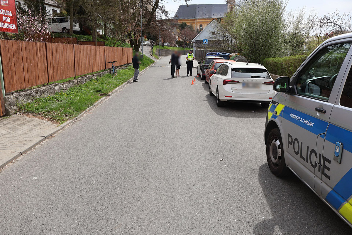 Cyklista ve Šternberku naboural do zaparkovaného auta. Policie žádá o pomoc svědky