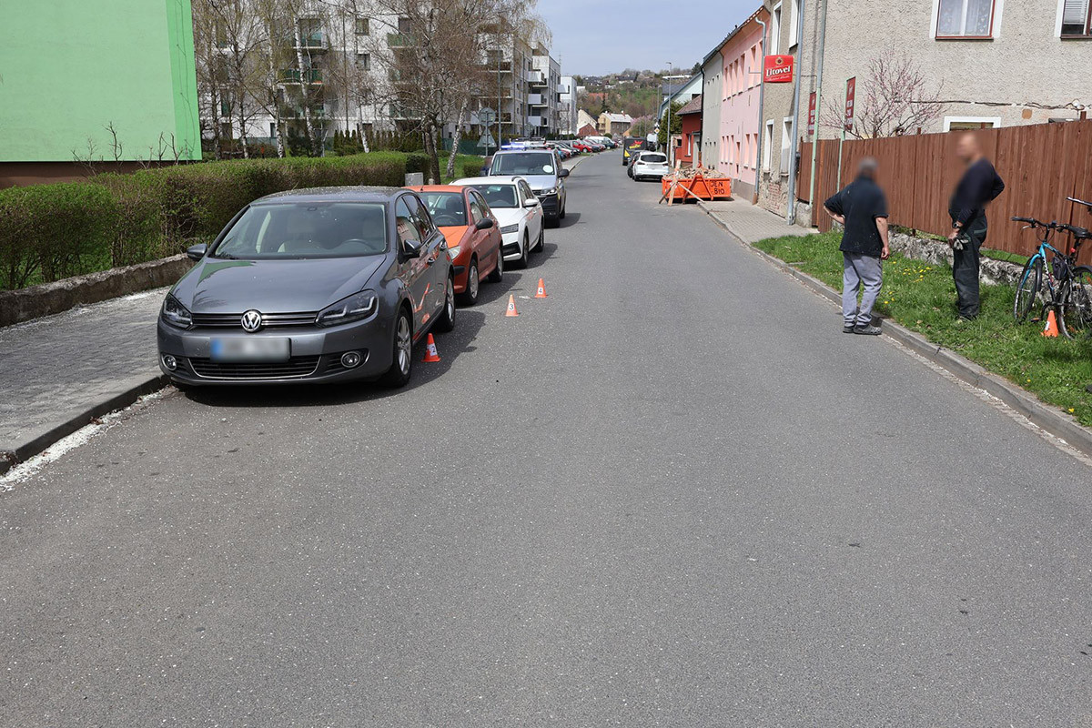 Cyklista ve Šternberku naboural do zaparkovaného auta. Policie žádá o pomoc svědky