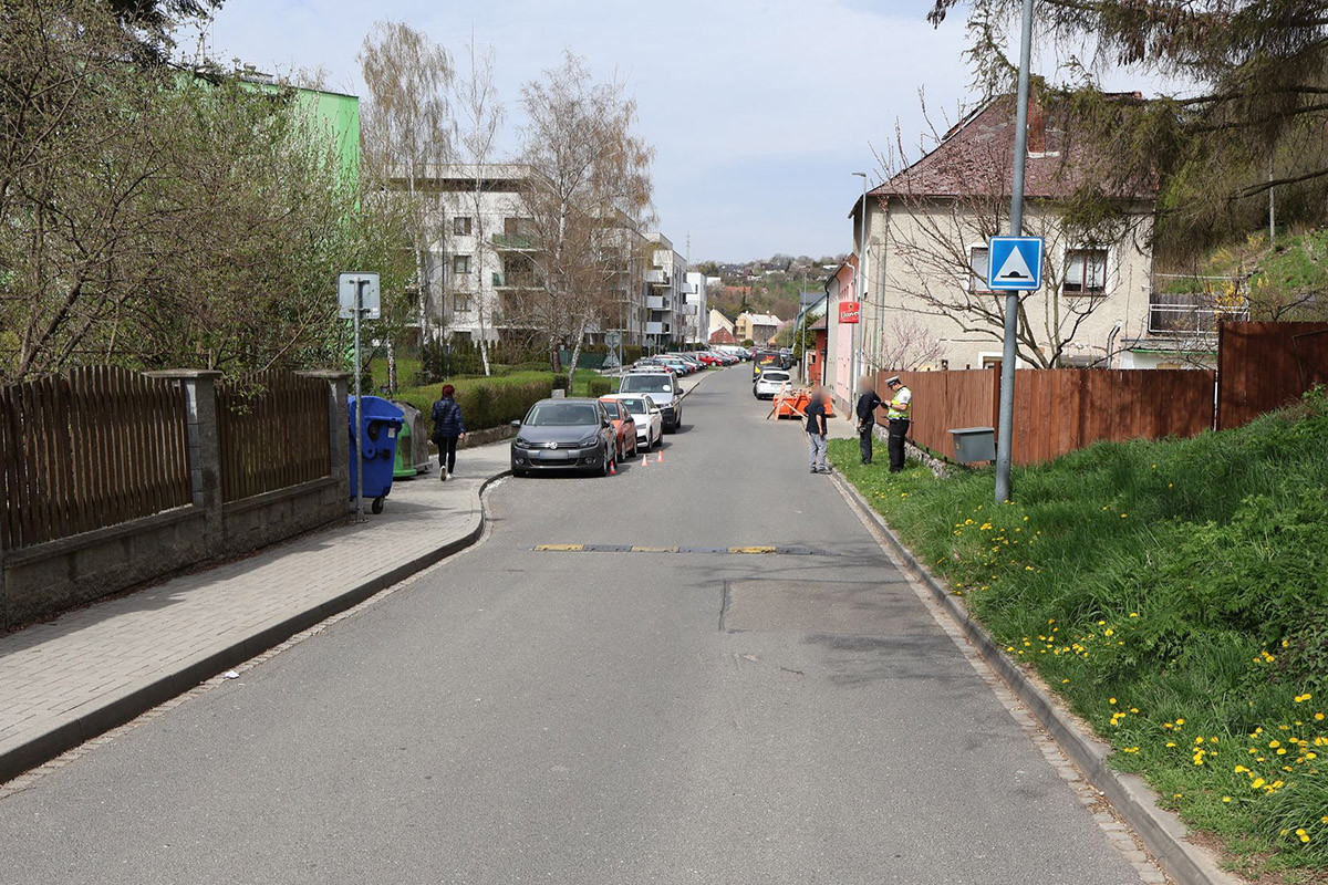 Cyklista ve Šternberku naboural do zaparkovaného auta. Policie žádá o pomoc svědky
