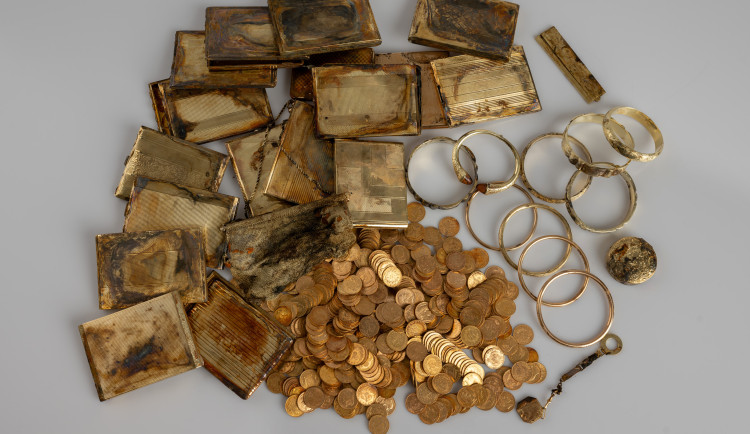 Dva turisté na Trutnovsku našli zlatý poklad. Odevzdali ho do muzea