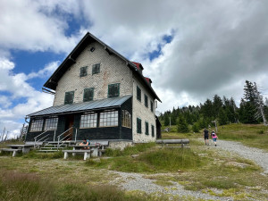 Slavná chata pod vrcholem šumavského Roklanu se opravuje. Hotovo bude v létě 2027
