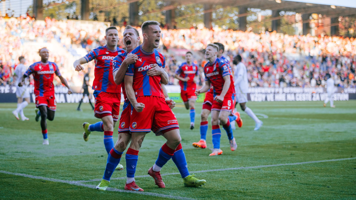 Fotbalisté Plzně porazili na úvod nadstavby Spartu 2:0 a upevnili si druhé místo