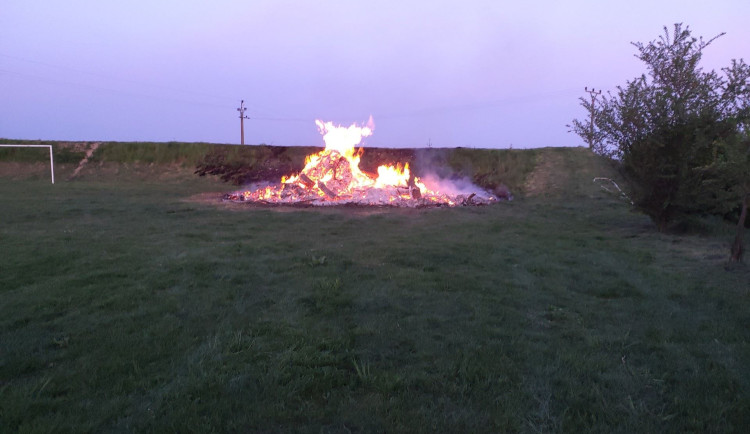 Pálení čarodějnic na jihu Moravy bylo klidné. Hasiči vyjížděli ke třem požárům