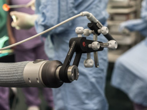 Lékaři z Brna vrátili sluch roční Lauře. K operaci použili robotické rameno