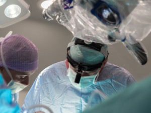 Lékaři z Brna vrátili sluch roční Lauře. K operaci použili robotické rameno