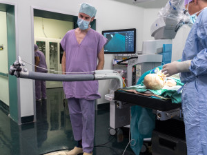 Lékaři z Brna vrátili sluch roční Lauře. K operaci použili robotické rameno