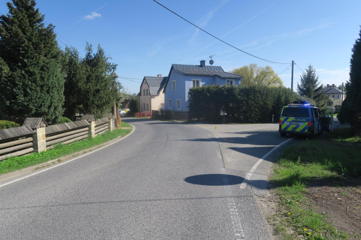 Cyklista na elektrokole nezvládl průjezd křižovatkou a narazil do auta. Od nehody ujel