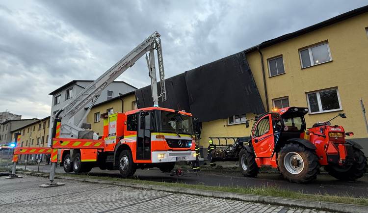 VIDEO: Ostravou se prohnal silný vítr, strhl střechu domova pro seniory
