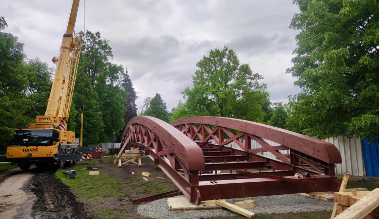 Na Sokolák se vrátí opravená dřevěná lávka. Projdete se po ní už v pátek