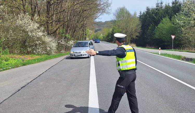 Policie během víkendu na Jičínsku rozdala téměř sto pokut