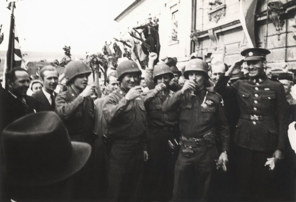 Před 80 lety otevřeli američtí osvoboditelé ve Starém Plzenci první lahve sektu