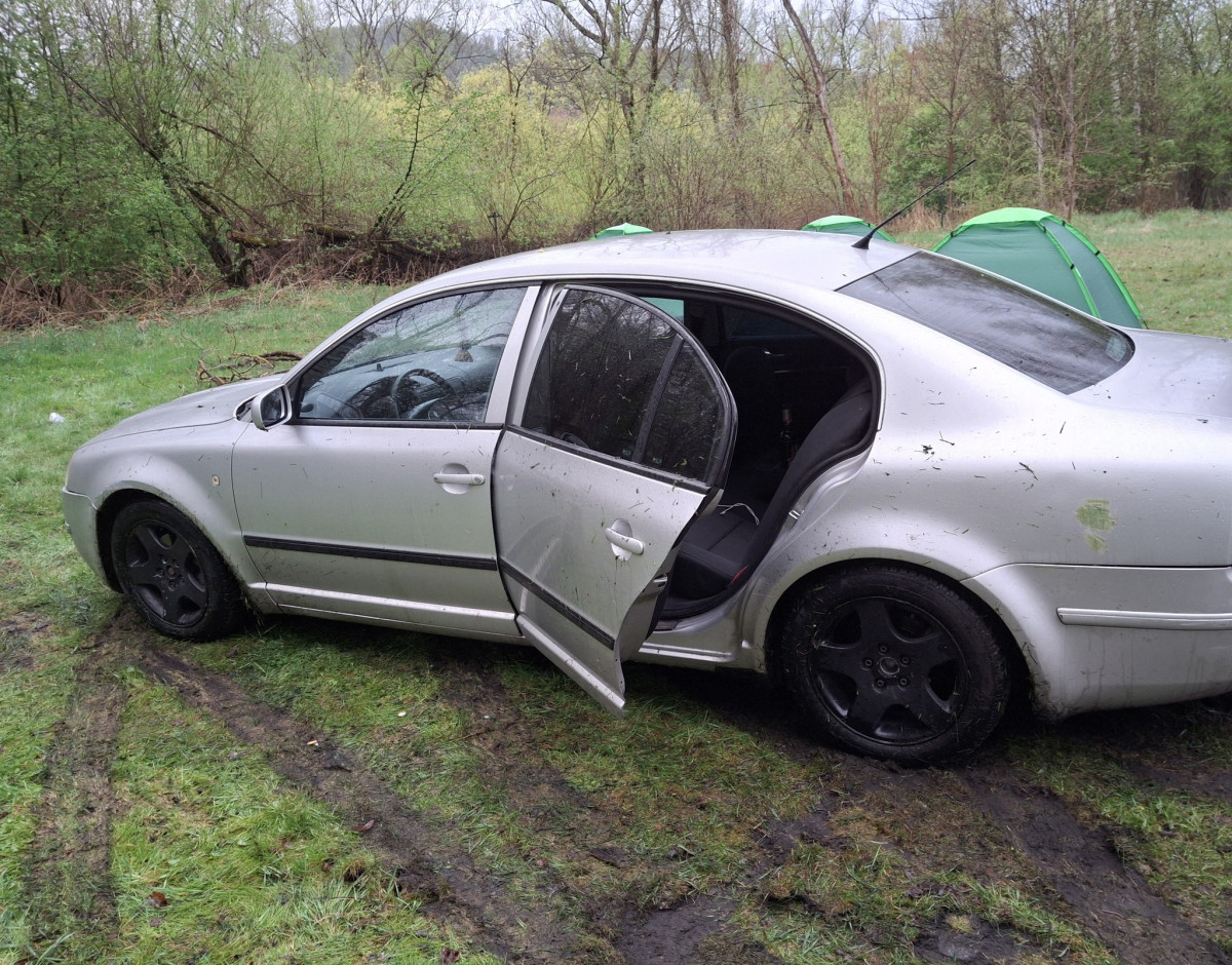 Louku u koupaliště Dubice zničili driftováním. Řidič byl opilý a bez řidičáku