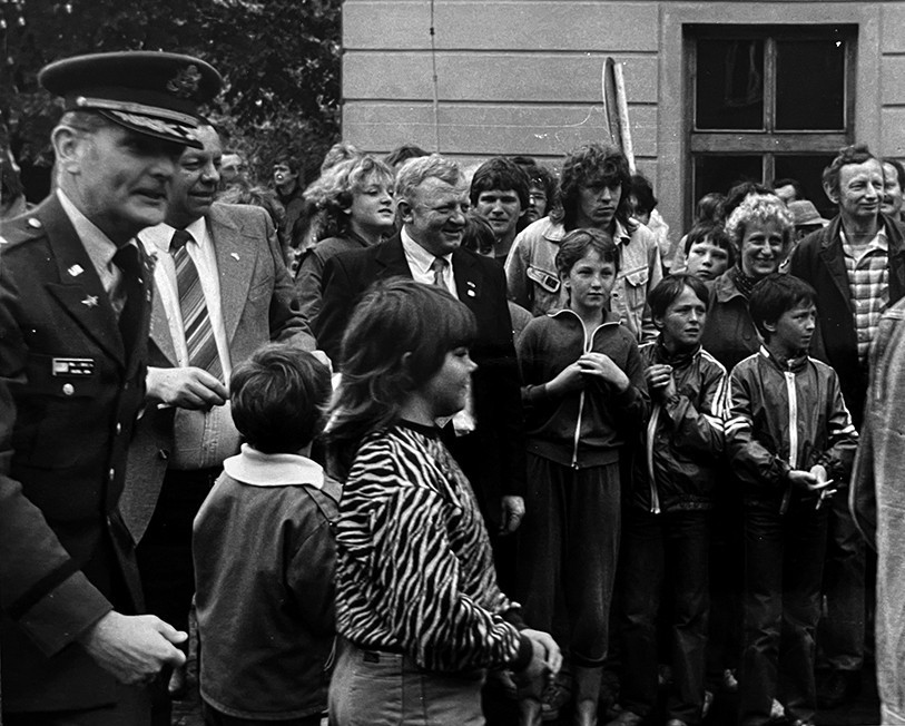 Slavnou a oblíbenou osobností výjezdů americké delegace v druhé polovině 80. let byl vojenský atašé plukovník Edwin J. Motyka