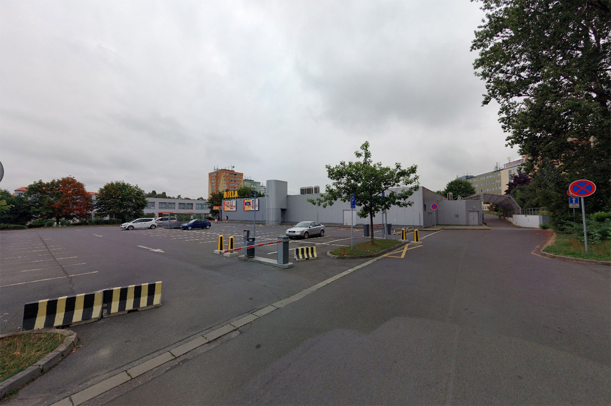 Jedno z parkovišť u prodejny Billa na Dobnerově ulici v Olomouci - ilustrační foto