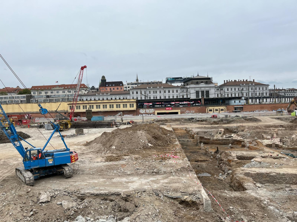 VIDEO: Dělníci odklidili sutiny ze zbouraného Prioru. Většina materiálu se zrecykluje